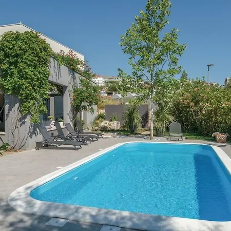 Rasko With Private Heated Pool Podstrana